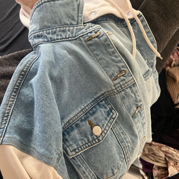 Hooded cropped jean jacket (with detachable hood) - Picture 7 of 7